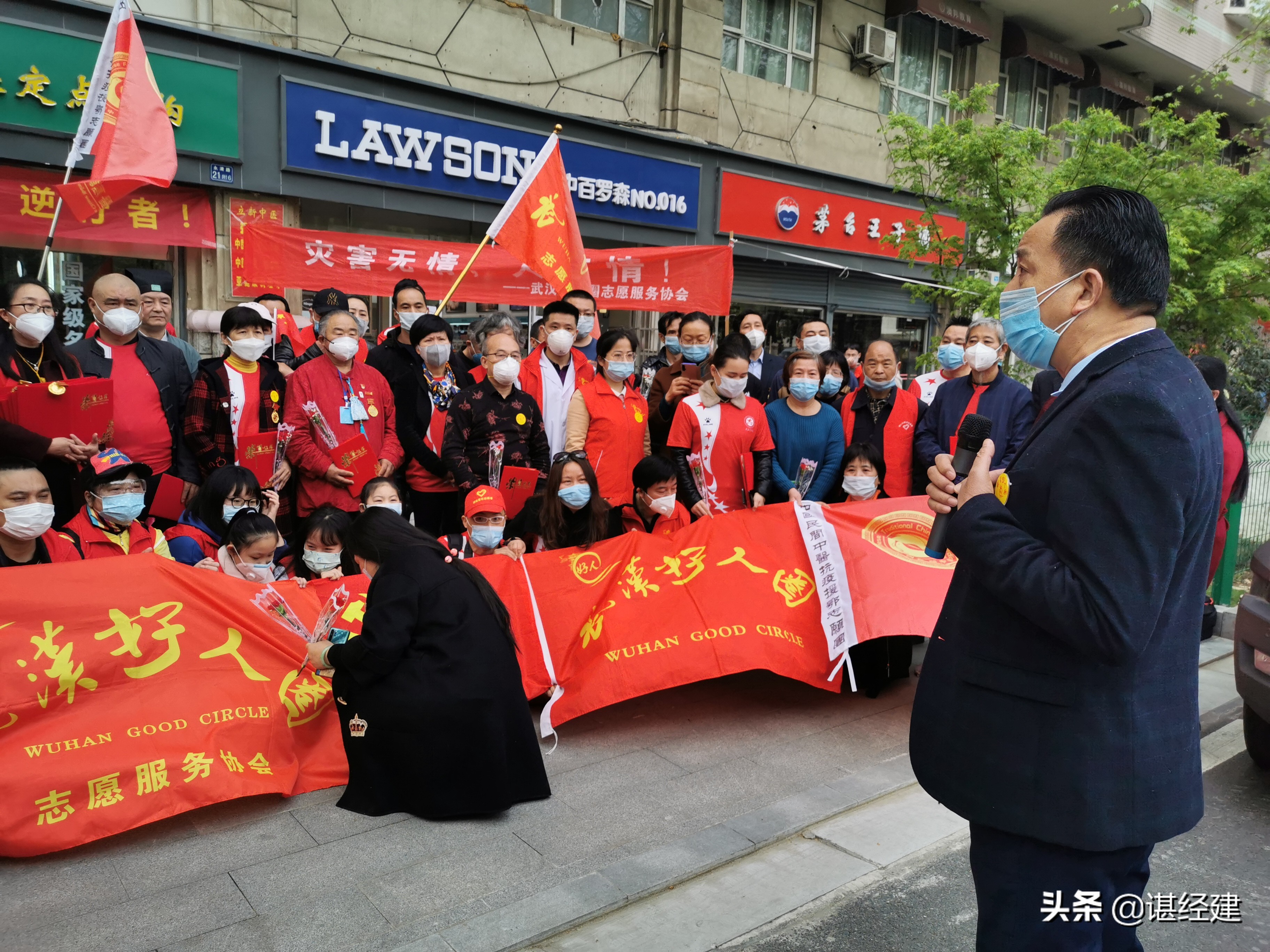 武汉好人圈欢送逆行而来的中国非公立医疗中医专家凯旋回家