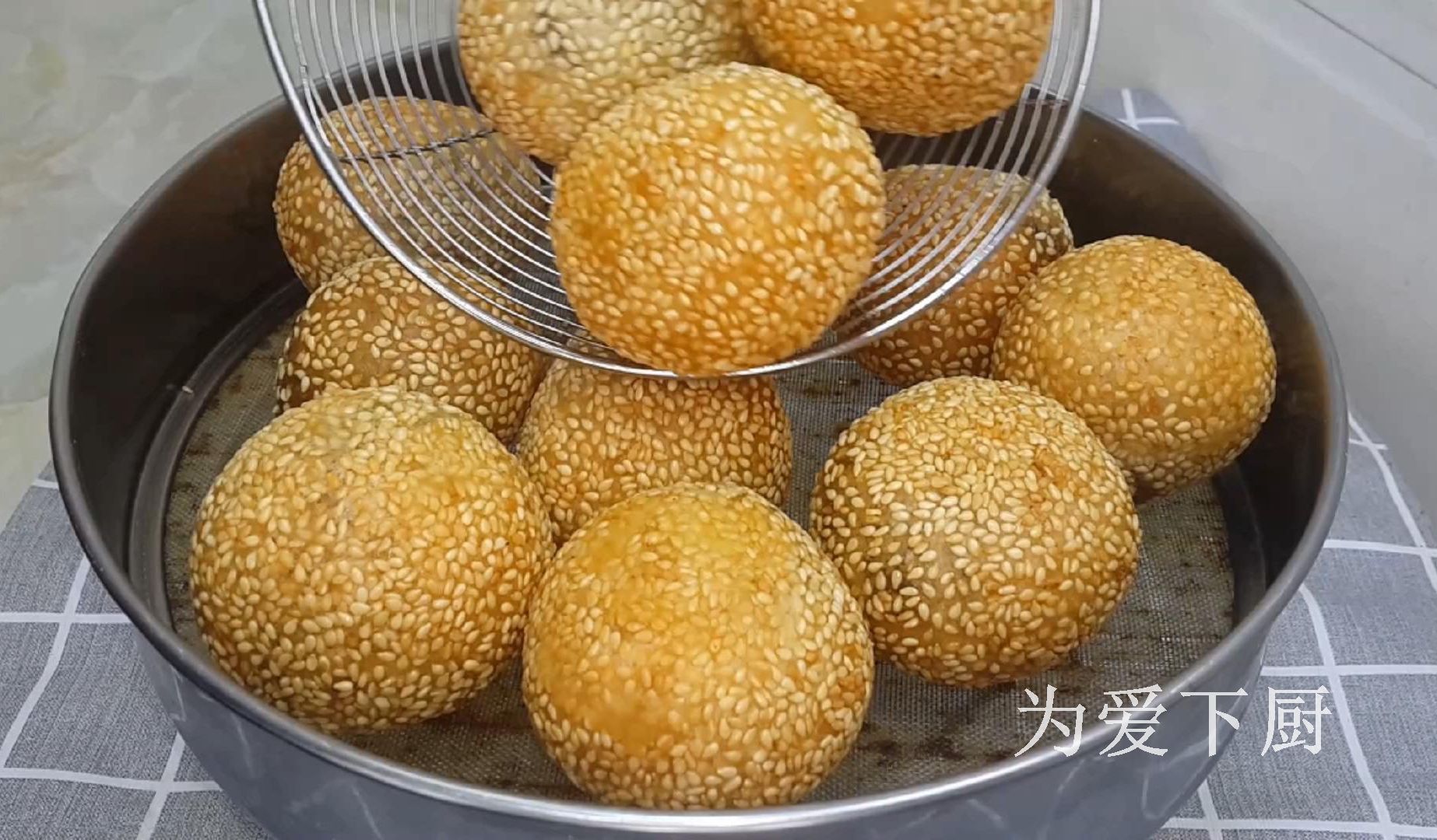 麻團這做法才最正確，掌握3個技巧，個個空心不炸鍋，比買的還香