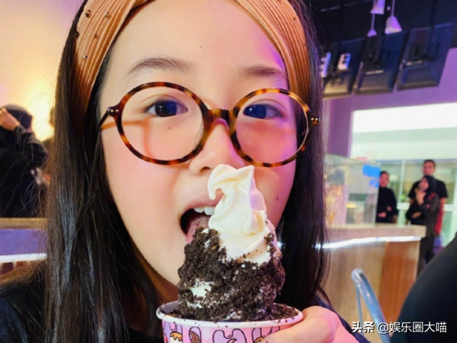 有种基因叫吴尊女儿，幼时天真可爱，如今气质出众美到移不开眼