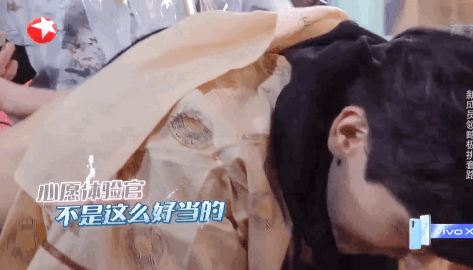 鄧倫為醫(yī)護人員點外賣，穿王子裝做俯臥撐，被岳云鵬等人“出賣”