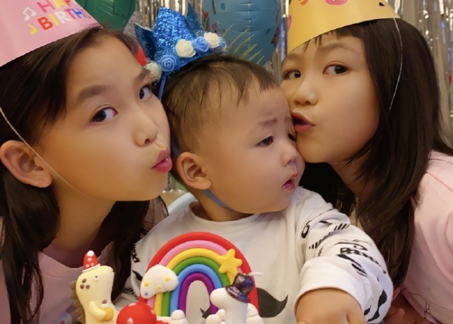 張晉蔡少芬臘八節做針灸，娘娘為保凍顏滿臉扎針，三個兒女齊出鏡