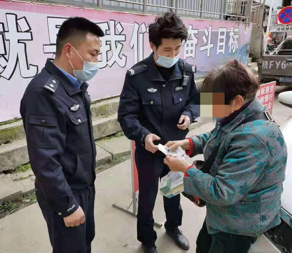 镇巴公安：七旬老人百里要账起冲突 民警调解化矛盾