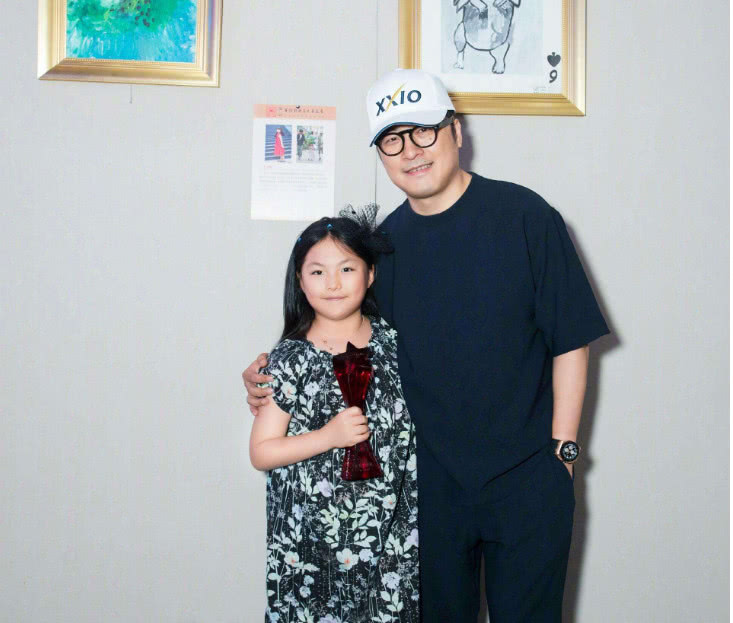 李湘晒出女儿10岁的近照，脸蛋不再是胖嘟嘟，王