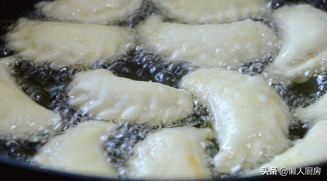 過年做這道小吃，包滿花生餡，寓意錢包滿，是招待客人必備的食品