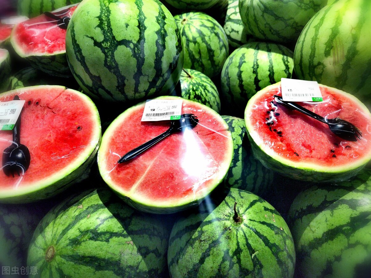 挑选西瓜时，别直接进行买，牢记3个技巧，香甜多汁味道好