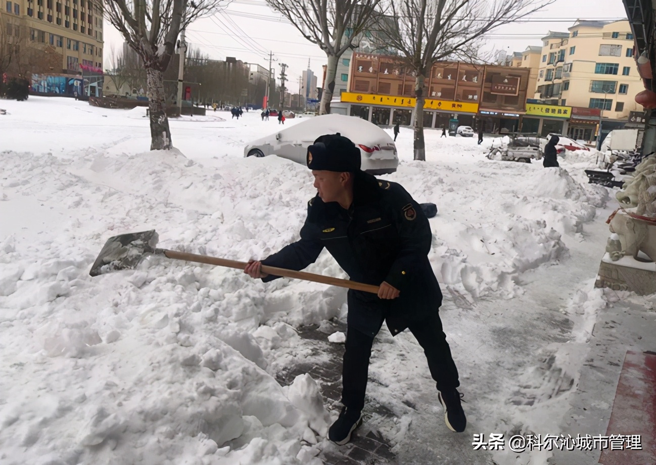 一夜飞雪城市 白头 科区城管迅速行动扫雪除冰保畅通 社会 蛋蛋赞