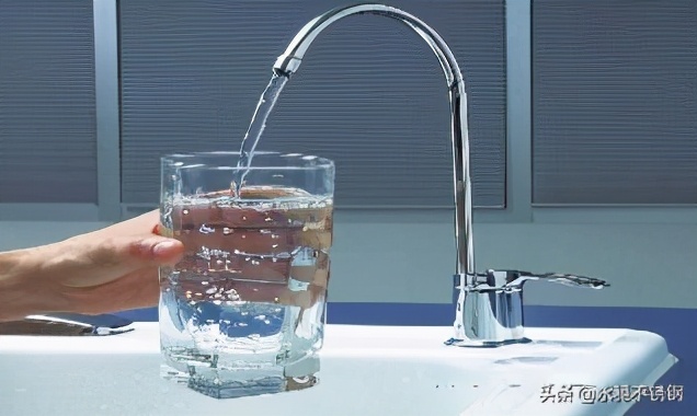 “我只喝矿泉水”引众怒：自来水烧开不能喝？国内做不到直饮水？