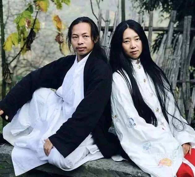 男子隐居海拔千米深山8年，跟女弟子结婚生娃，