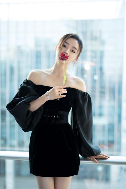 杨颖抠图走红毯遭网友怒谯带坏风气，费加罗风