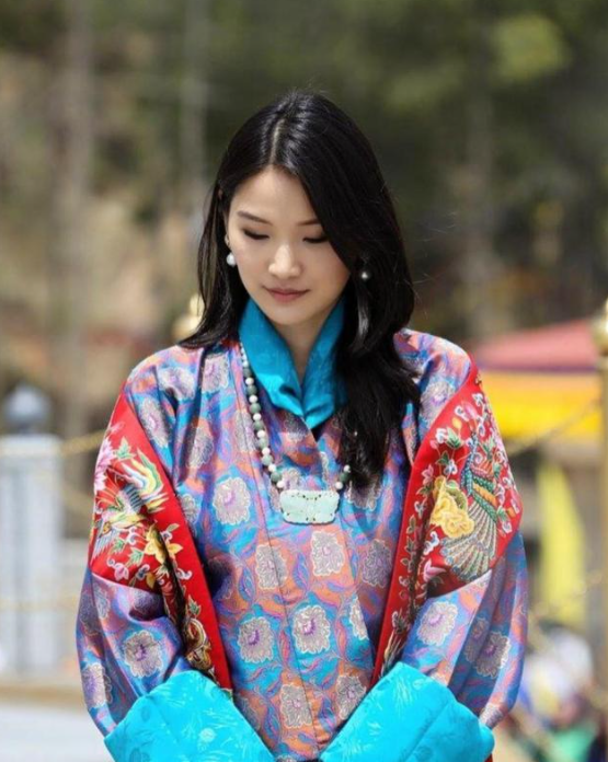 29岁不丹王后怀二胎后地位倍增，国王全程搀扶，太王太后帮看孩子