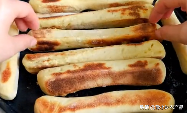 铁棍山药+鸡蛋做成小面食，内里绵软表皮香脆，香喷喷像小面包