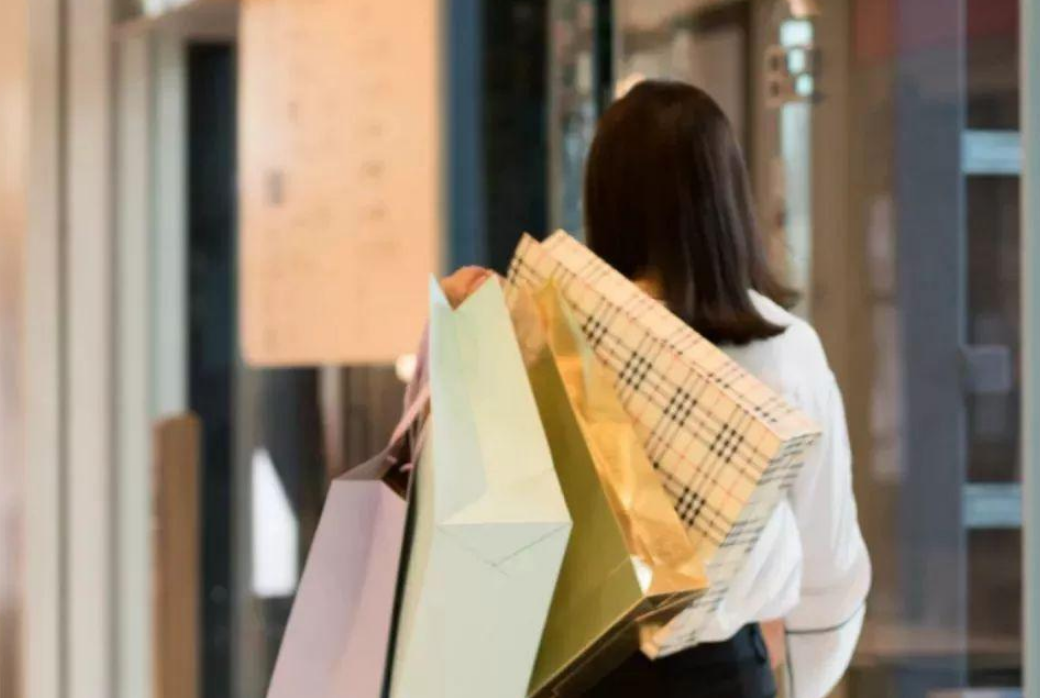银行掀起办存折热潮？年轻人“扎堆”去银行办存折，发生了什么？