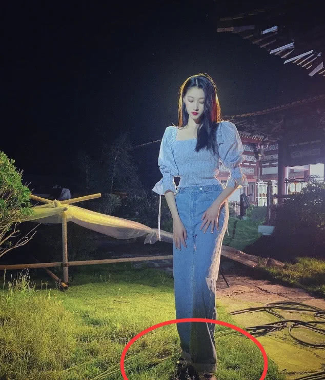 关晓彤深夜在户外拍照，谁注意到她脚下是什么