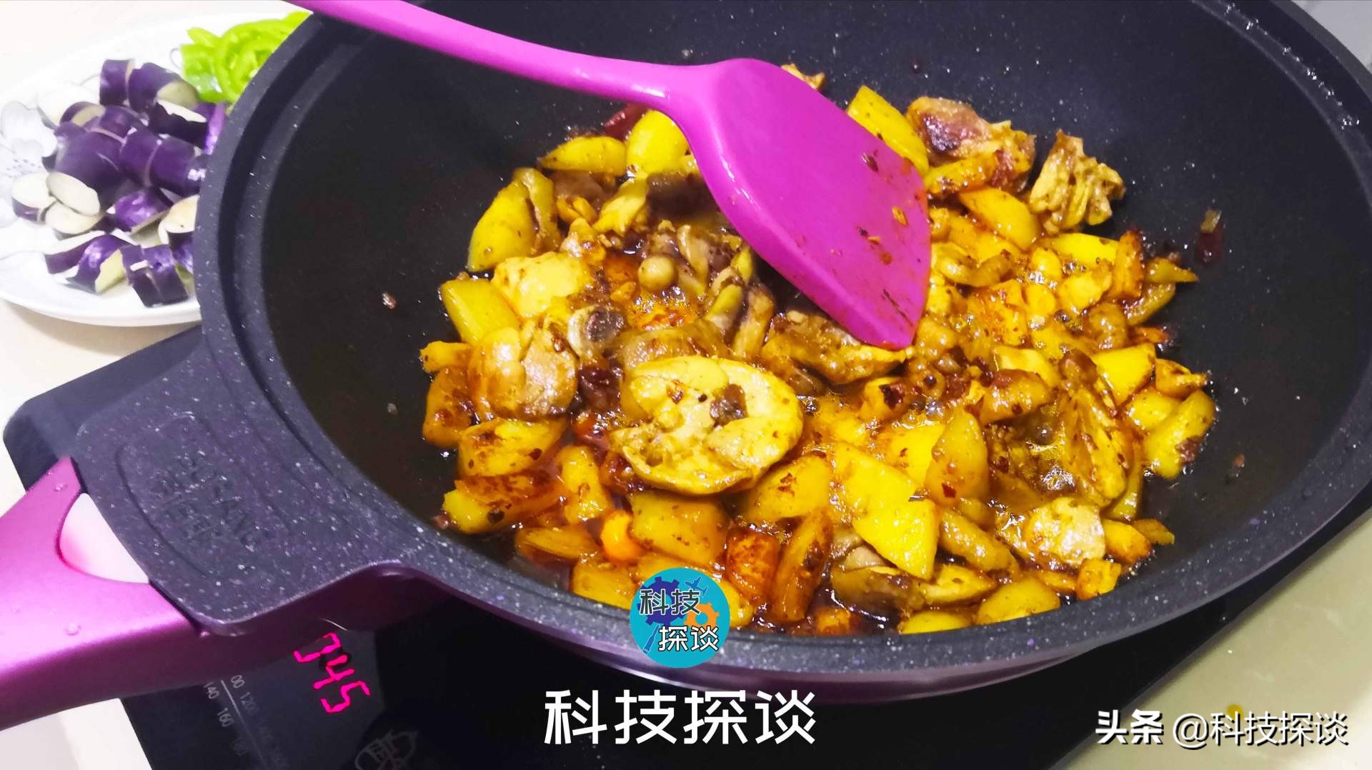 吃鸡啦，还加了土豆、青椒、茄子和豆芽，帝伯朗钛钻不粘锅挺好用