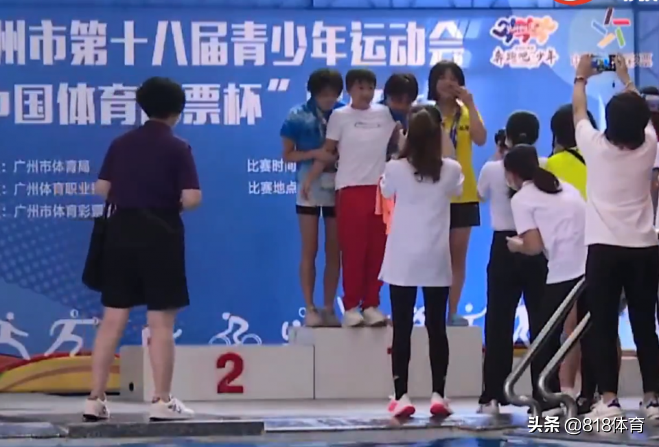 萌翻!全红婵给双胞胎队友颁奖老干部式握手,三人十指相扣合影太甜