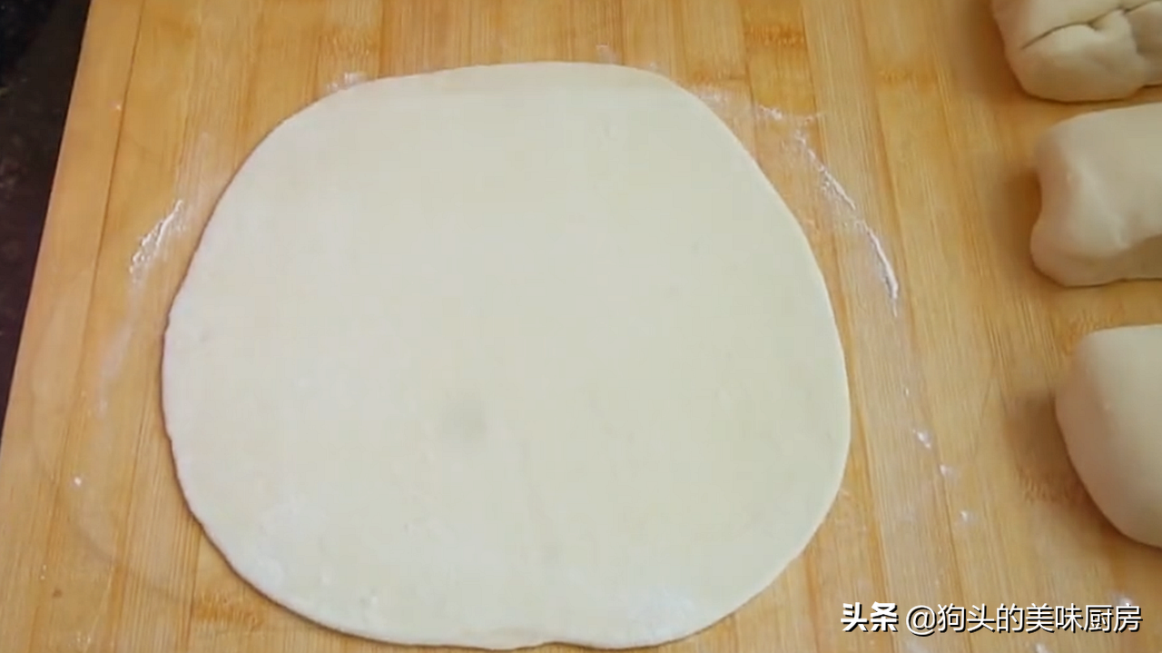想吃蔥花餅別再買了，在家就能做，加一把蔥跟鹽，外酥裡軟，真香
