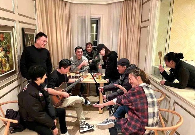 舒淇冯德伦难得秀恩爱，和朋友吃火锅喝茅台，