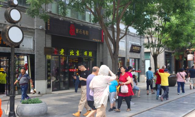 北京前门大街，游客人山人海，全聚德等多家老字号最抢眼