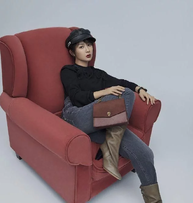 杨紫私下尝试“佟年穿搭”，开始想求同款，看