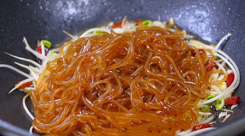 粉條一炒就成團，別只會焯水，教你簡單這樣做，根根分明，特下飯