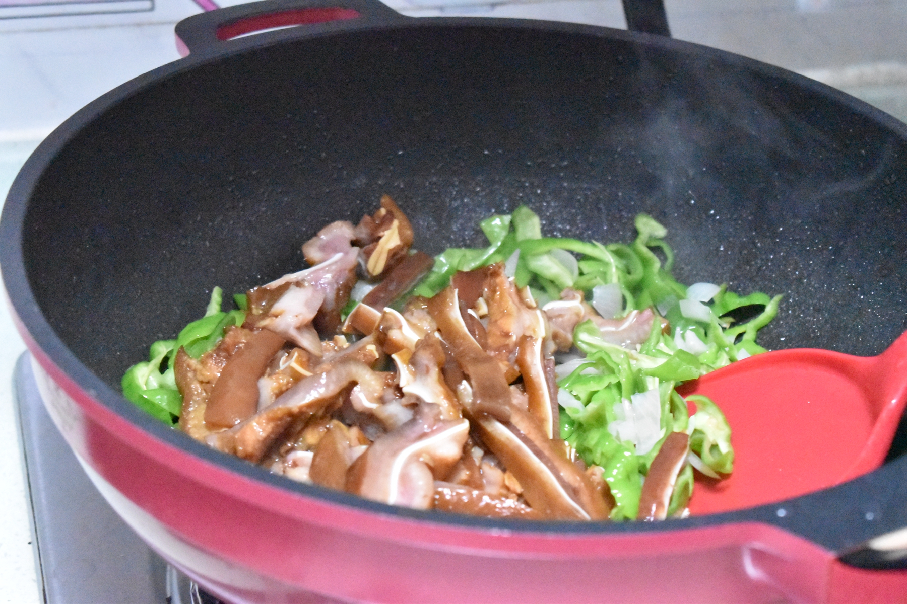 猪身上这肉柔韧又脆富含胶质，先卤后炒味道鲜香，美容下酒棒极了