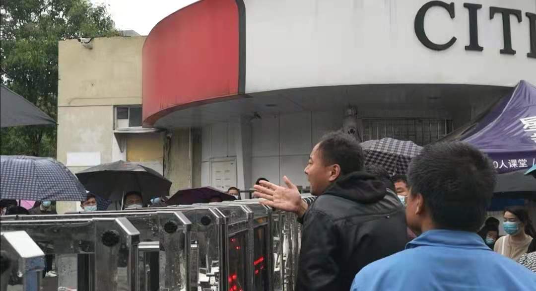 郑州一学校安排学生到电子厂实习：每天工作10小时，不参与的延期毕业