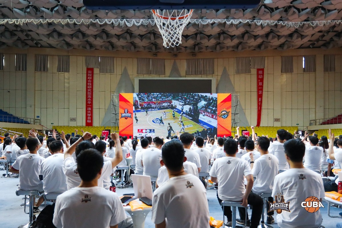 CUBA上熱搜，東北師範大學和北京大學的死忠球迷跨越千裏來到武漢，現場的大屏幕不停的播放著太理籃球隊本賽季的精彩比賽集錦，像在主場一樣的感覺”。最純粹的年少青春。戰馬特派員在廈大現場與第二主場的太理球迷們進行了一次互動連線。但太理同學們為他們主隊助威吶喊的雄心比酷暑更燃。自然是主隊球迷的福利，</p>球迷福利大豐收