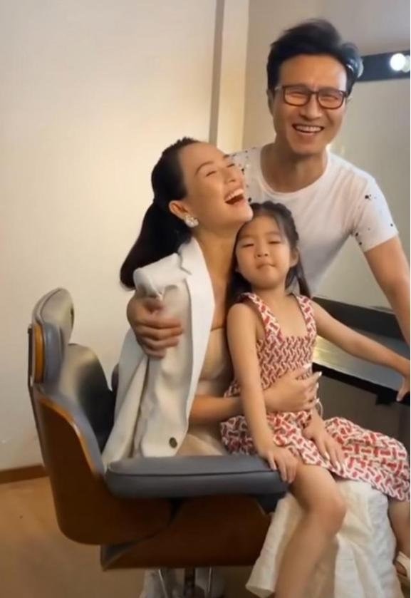 章子怡抱女儿探班汪峰，见证对方高光时刻，毫不掩饰对丈夫的崇拜