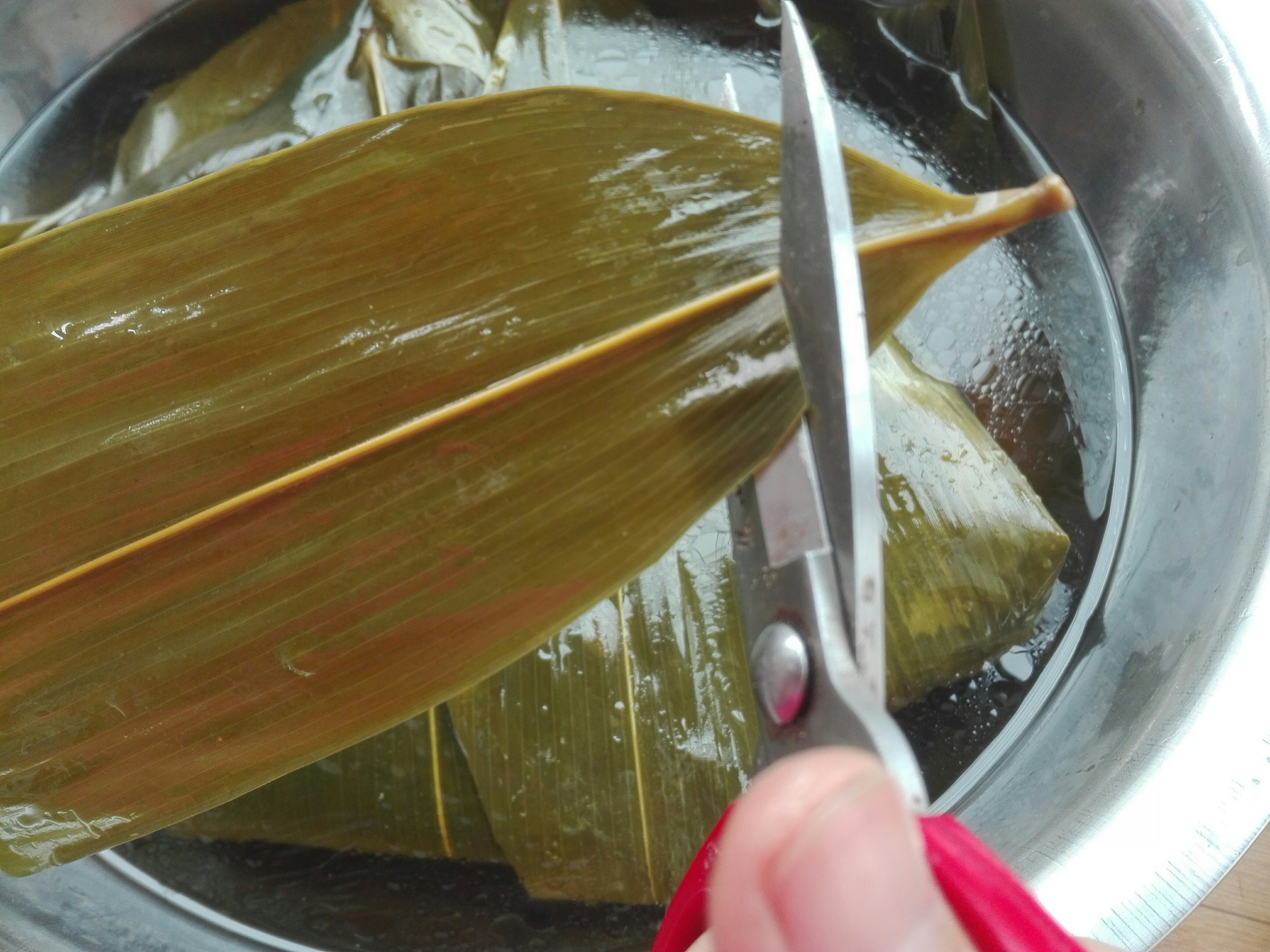 端午節，曬一下我家包粽子，多種包法，無任何添加劑，簡單又好吃