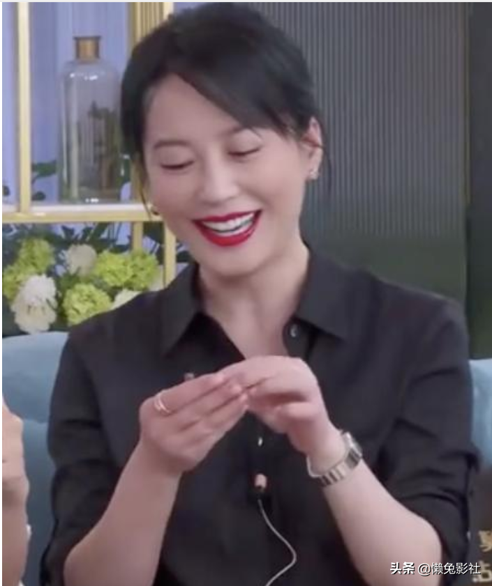 49岁俞飞鸿现身刘涛直播间，冻龄美少女随意打扮