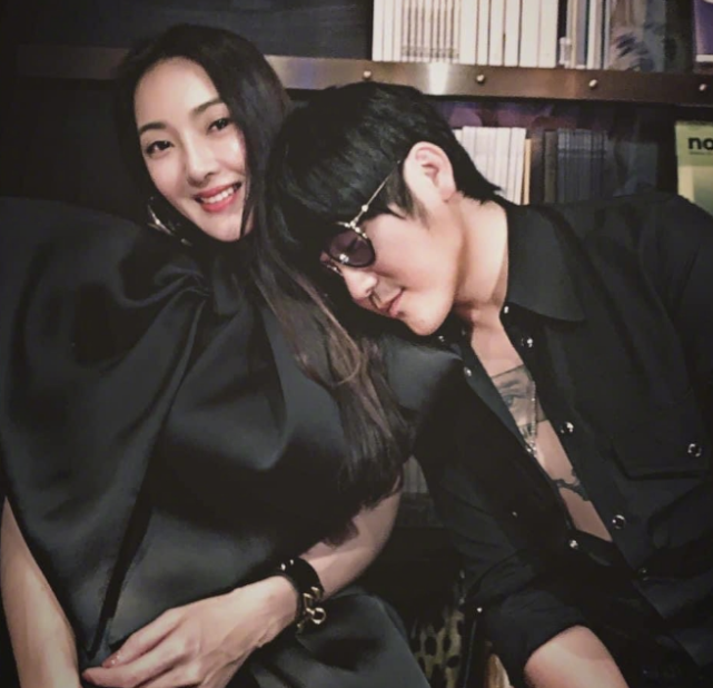 曹格老婆久违晒女儿，Grace躲妈妈身后甜笑抢镜，漂亮又有气质