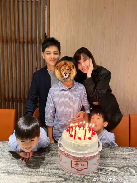 林志穎老婆帶雙胞胎兒子野餐，兄弟倆一黑一白，性格長相差異明顯