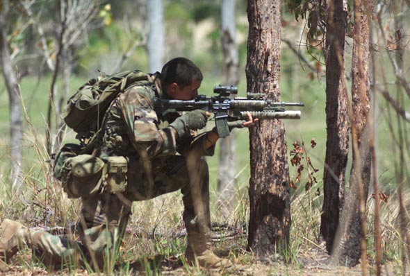 美特种兵逼近委边境，军舰驶入西太敏感区域，美搅局为啥突然升级