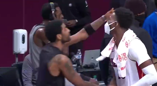 球衣|欧文成功将球衣送给阿德巴约!保安这次没能阻止 偷偷藏衣服的举动太可爱了