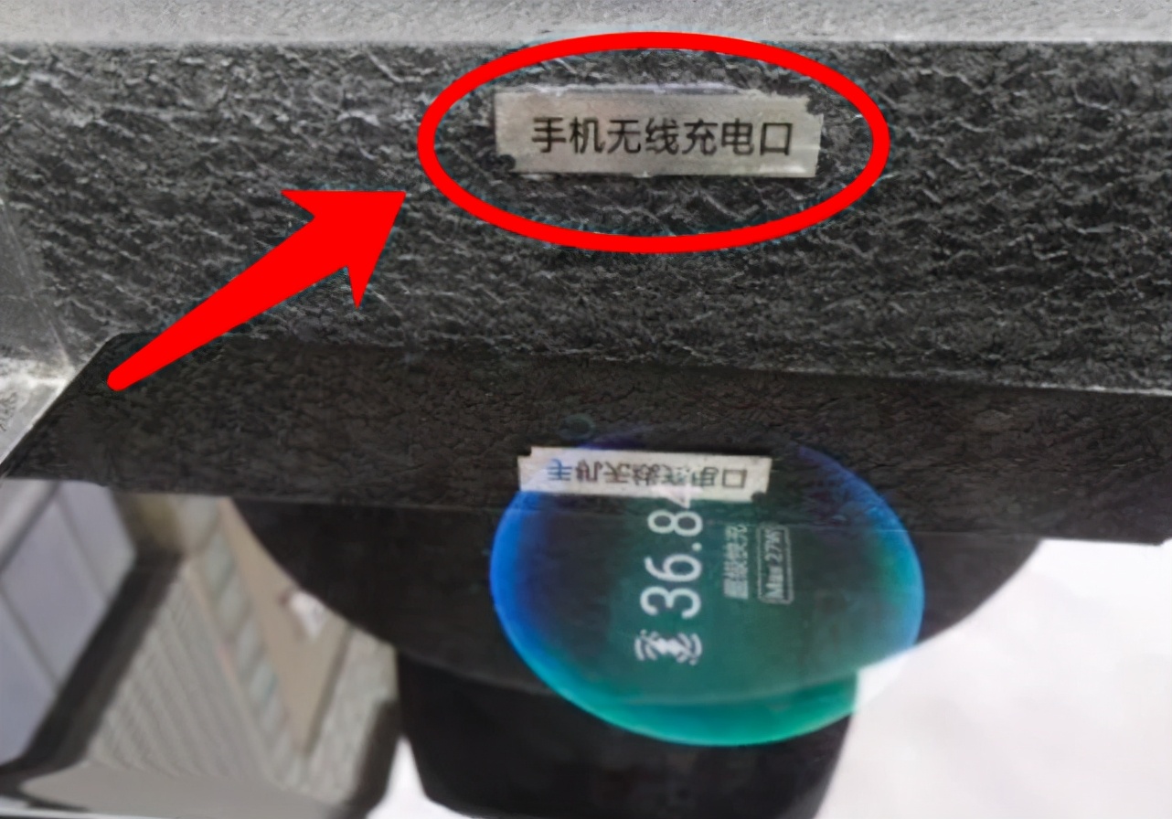 『手机』武汉出现能给手机充电的路灯 万万没想到，取代共享充电宝竟是路灯杆