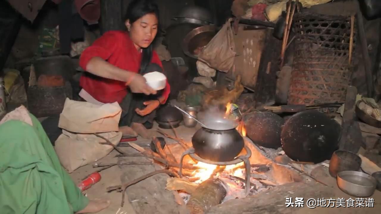 尼泊尔山区小姑娘大冬天摘野菜，回家还要煮饭炒菜，看着让人心疼