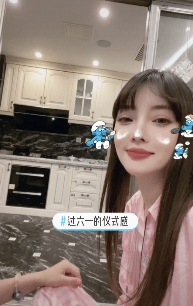 李小璐深夜为女儿准备六一礼物，甜馨穿校服可爱出镜，贾乃亮缺席