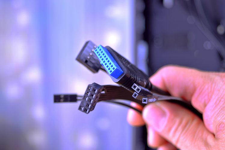 侧透机箱是主流？光污染更伤眼，Tt挑战者H8静音机箱体验