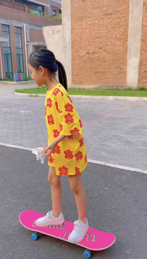 李小璐晒与甜馨日常，做蛋糕玩滑板很充实，穿国货彰显爱国情怀