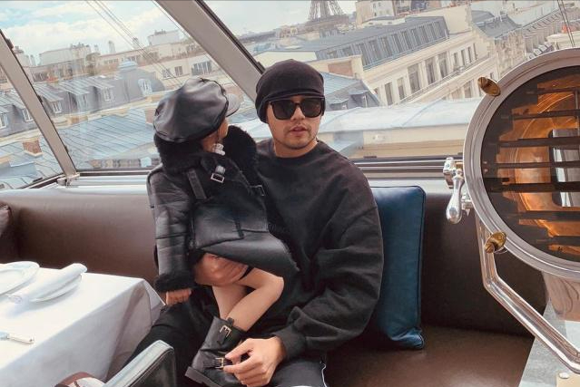 周杰伦晒弹钢琴视频为爱女庆生，一大一小四手联弹，画面超温馨