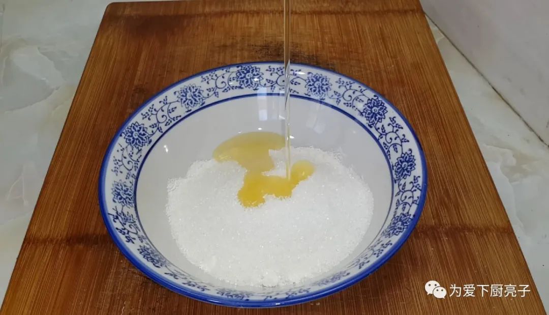 1斤麵粉，1勺白糖，掌握3個技巧，新手也能一次成功，香酥又好吃