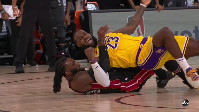 克勞德挑釁詹皇，濃眉哥怒目直視，詹姆斯連拍濃眉哥6下：算了