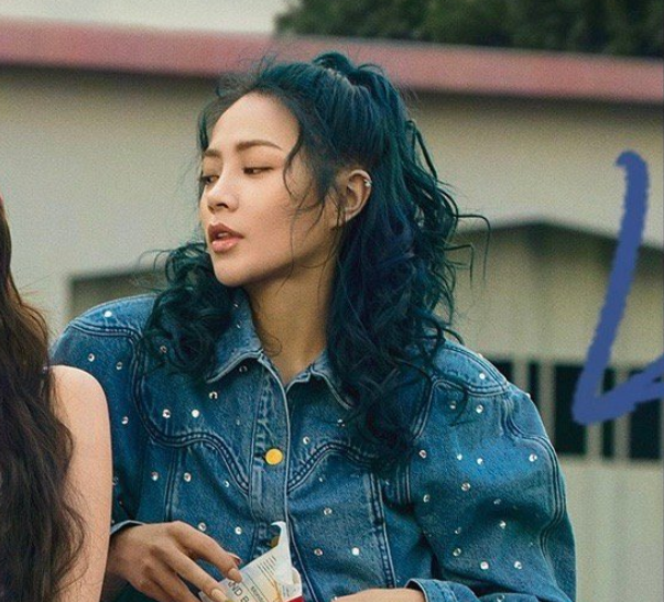 《青你2》学员染发，刘雨昕青色酷帅，我却被谢