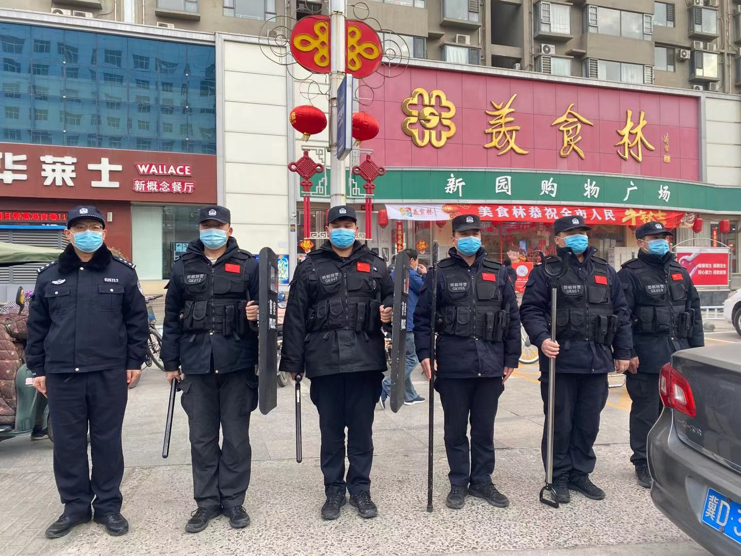 邯郸经开区特警在街头巡逻，做群众的“守护神”