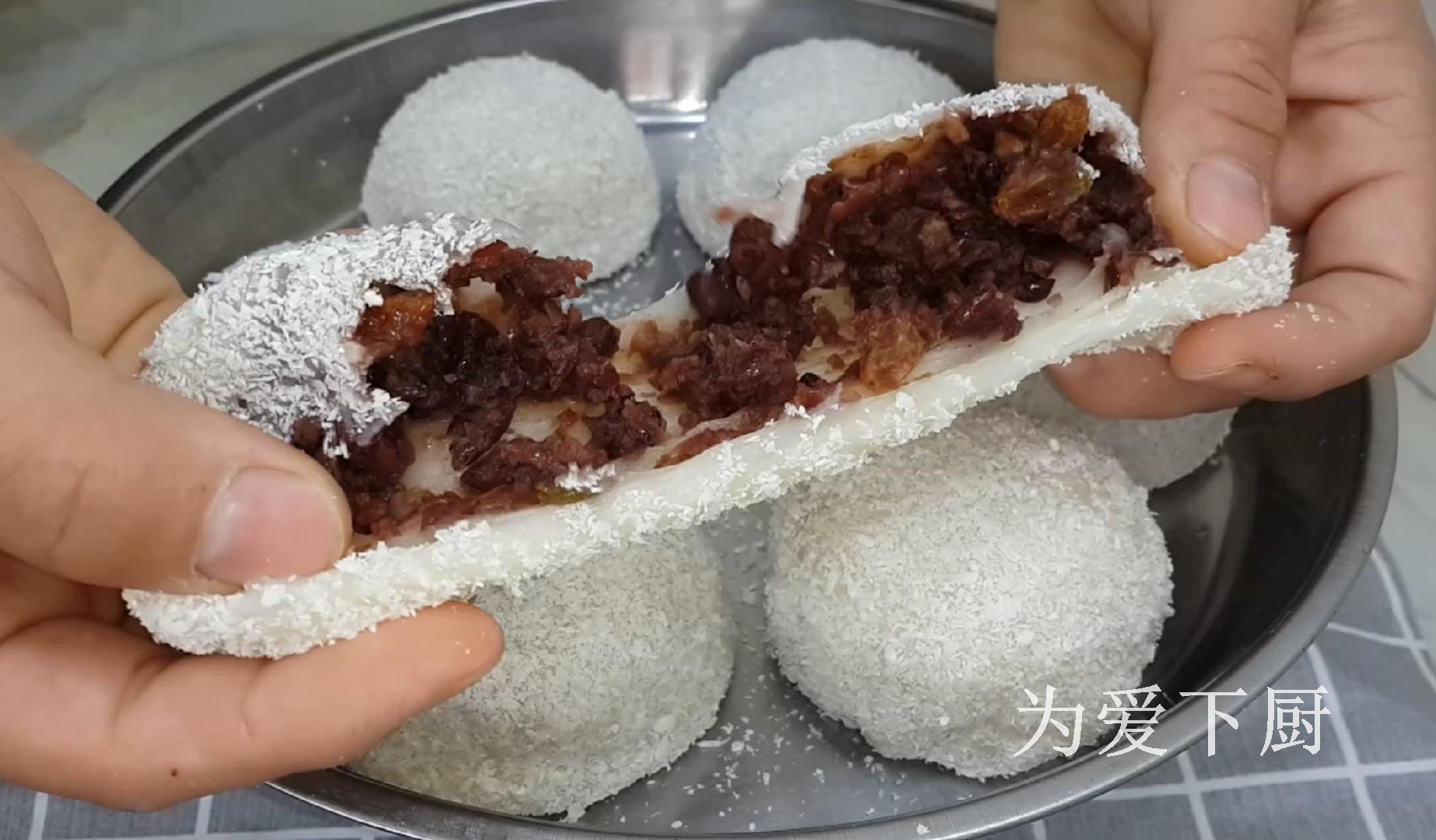 The glutinous rice flour is delicious. Add half a bowl of red beans. It is soft and sweet and more comfortable than cake.