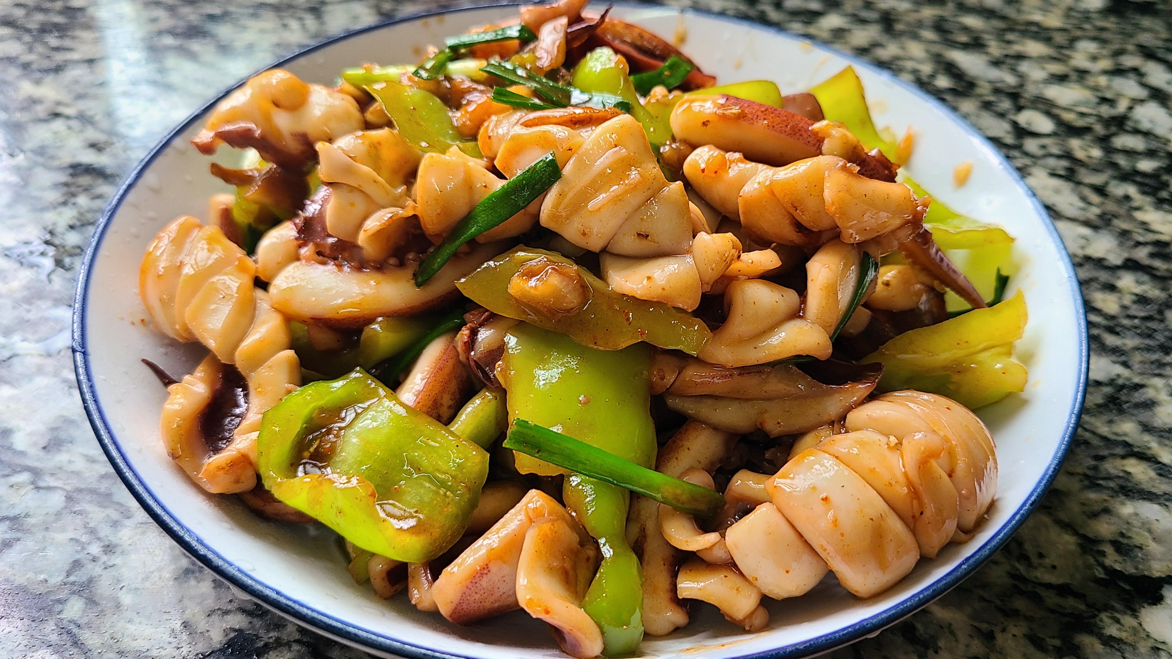 椒盐鱿鱼，是我家经常吃的一道美味家常菜，10分钟就能做好