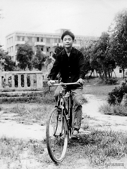 创业“老炮”李书福，6次改行，终成汽车首富，他凭什么