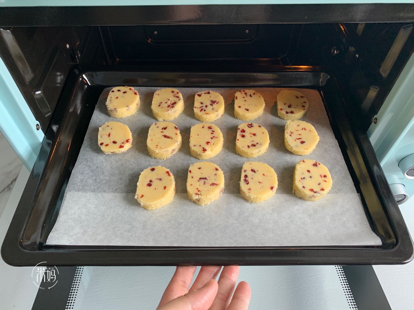 A few simple steps, teach you to make cookies at home, sweet but not greasy, super crispy, especially greedy