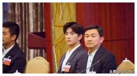 都说人民大会堂是“卸妆水”，黄渤倒没啥，张艺兴的颜值真的绝了