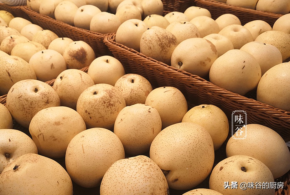 买梨子就得挑“母”的，香甜多汁味道好，牢记这4点，一挑一个准